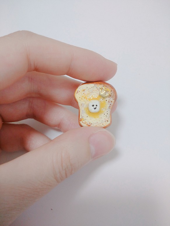 クラウンバタートーストのブローチ☆(ニコッ) 1枚目の画像