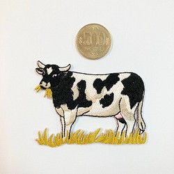 アイロン de ワッペン☆アップリケ！牛 草を食む牛 ホルスタイン 刺繍 ワッペンデコ  リメイク 手作り ハンドメイド 1枚目の画像