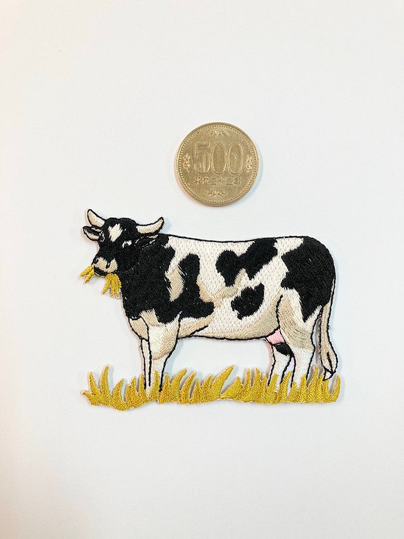アイロン de ワッペン☆アップリケ！牛 草を食む牛 ホルスタイン 刺繍 ワッペンデコ  リメイク 手作り ハンドメイド 1枚目の画像