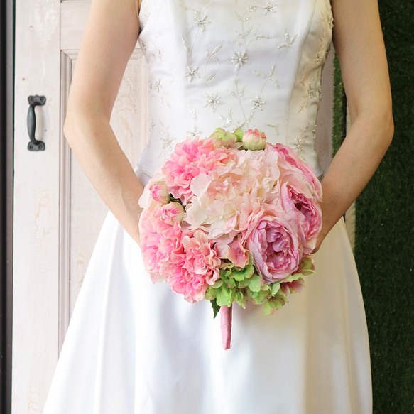 可愛いピンク系のラウンドブーケ ブートニア付き 結婚式 フォト