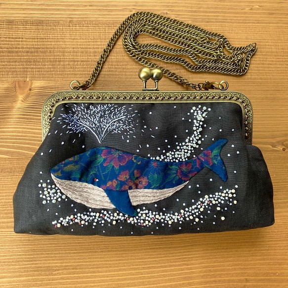 「星の海を泳ぐクジラ」刺繍がま口のショルダーバッグ 1枚目の画像