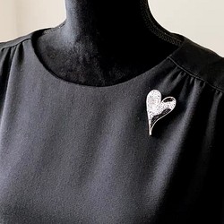 三毛猫ハート　ビーズ刺繍ブローチ　（ミックスシルバー・白・黒） 1枚目の画像