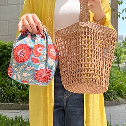 【かぎ針編み】カラフル巾着がかわいい手編みネットバッグ かごバッグ コットンラフィア 1枚目の画像