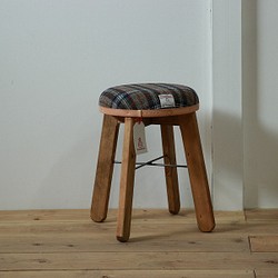 送料無料【パープル×ブラウン】ハリスツイードで仕立てたアンティークな風合いのスツール　椅子　木製 1枚目の画像