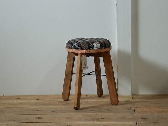 送料無料【パープル×ブラウン】ハリスツイードで仕立てたアンティークな風合いのスツール　椅子　木製 1枚目の画像