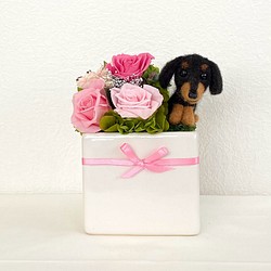 アレンジメントとダックスフンド＆　プリザーブドフラワー（ピンク色系）　/　プリザーブド　花　プレゼント　ペット　犬　　 1枚目の画像