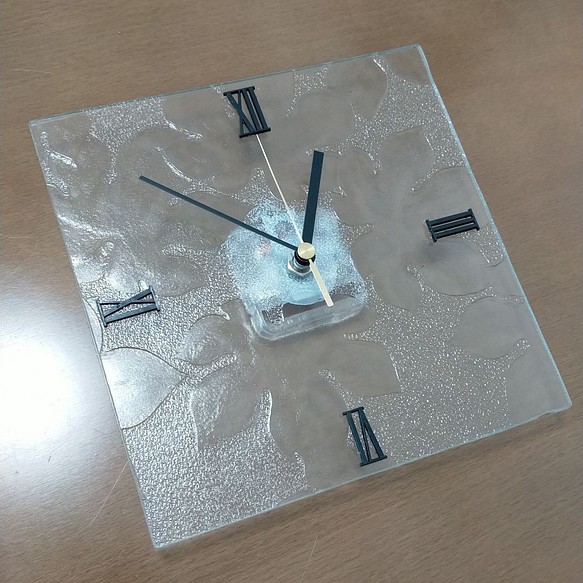 昭和ガラス　掛け時計　「大葉」　葉模様 1枚目の画像