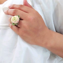 シロツメクサの指輪♪［ゆびに花いちりん］レース編み・手染めのお花 2枚目の画像