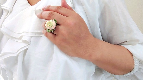 シロツメクサの指輪♪［ゆびに花いちりん］レース編み・手染めのお花 2枚目の画像