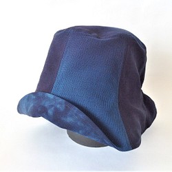 夏塩沢の本藍染めのファッション「ナツシオンブルー」　ぼかし染め後ゴム付き帽子(絹１００％)Ｂ 1枚目の画像