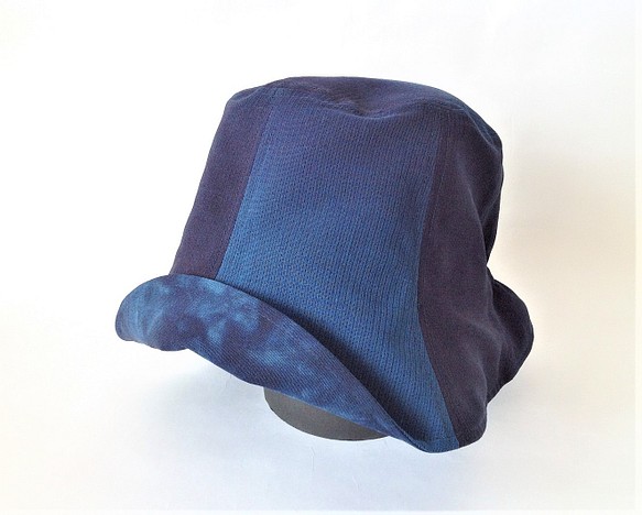 夏塩沢の本藍染めのファッション「ナツシオンブルー」　ぼかし染め後ゴム付き帽子(絹１００％)Ｂ 1枚目の画像
