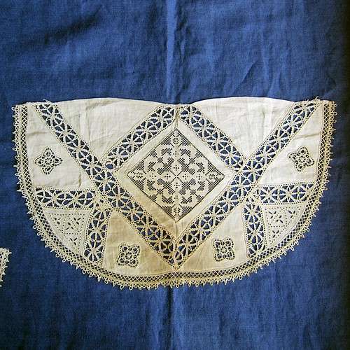 アンティークフランス 1880年ポワンドパリ草花紋レース＆小花輪舞刺繍