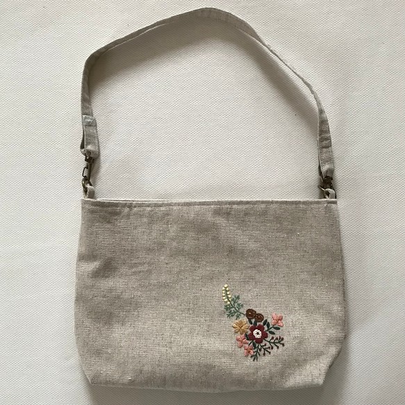 リネン生地　花の刺繍のワンハンドルバッグ　ショルダーバッグ　取り外しのできるベルト 1枚目の画像