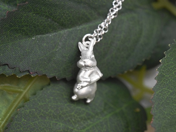偷搬紅蘿蔔的兔子 | 純銀項鍊 細項鍊 森林系 立體動物 手工銀飾 第2張的照片