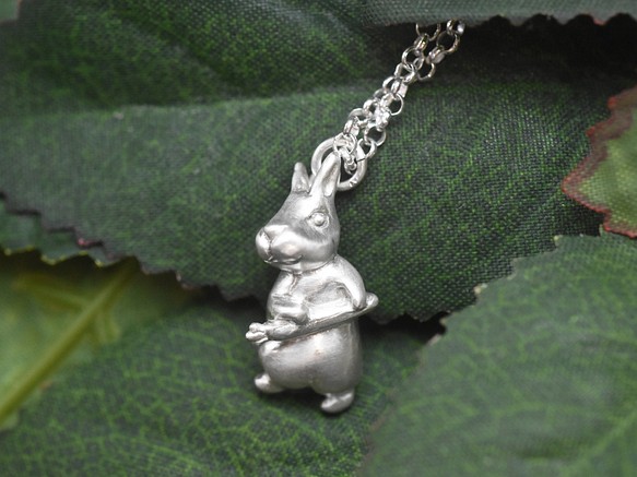 偷搬紅蘿蔔的兔子 | 純銀項鍊 細項鍊 森林系 立體動物 手工銀飾 第5張的照片