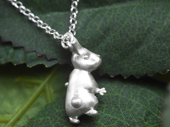 偷搬紅蘿蔔的兔子 | 純銀項鍊 細項鍊 森林系 立體動物 手工銀飾 第7張的照片