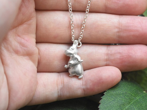 偷搬紅蘿蔔的兔子 | 純銀項鍊 細項鍊 森林系 立體動物 手工銀飾 第9張的照片
