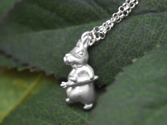 偷搬紅蘿蔔的兔子 | 純銀項鍊 細項鍊 森林系 立體動物 手工銀飾 第3張的照片