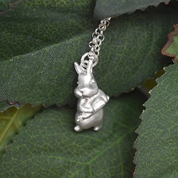 偷搬紅蘿蔔的兔子 | 純銀項鍊 細項鍊 森林系 立體動物 手工銀飾 第4張的照片