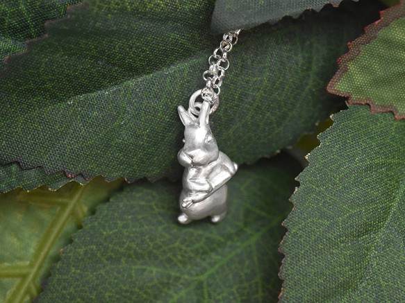 偷搬紅蘿蔔的兔子 | 純銀項鍊 細項鍊 森林系 立體動物 手工銀飾 第4張的照片