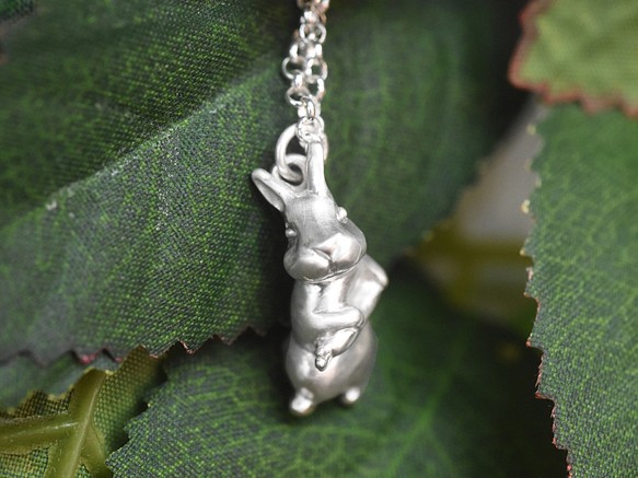 偷搬紅蘿蔔的兔子 | 純銀項鍊 細項鍊 森林系 立體動物 手工銀飾 第6張的照片