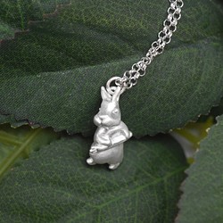偷搬紅蘿蔔的兔子 | 純銀項鍊 細項鍊 森林系 立體動物 手工銀飾 第1張的照片