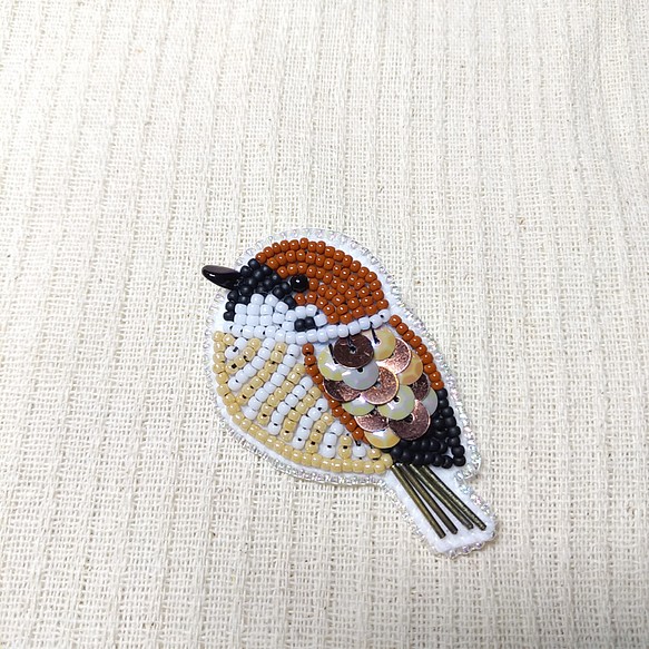 ビーズ刺繍 ブローチ 鳥 スズメ(M-192) ブローチ きさらぎ工房