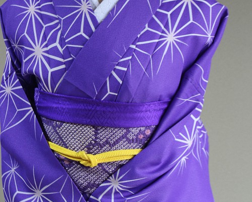 単衣着物 裾回しあり 藤紫の大胆な麻の葉柄がレトロモダン 裄67ｃｍ