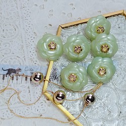 M189。ライトグリーン【22mm6個】ライトグリーン椿×ゴールド装飾ボタン 1枚目の画像