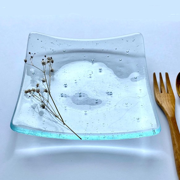 ラムネ色の泡入りガラスの中皿」お皿 ガラス工芸 食器 四角い皿 ガラス
