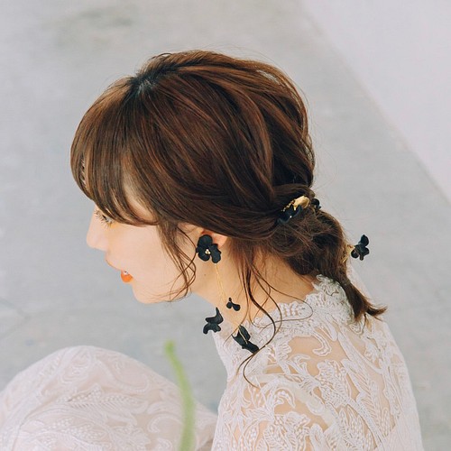 ふわふわ揺れる、airy flower petal earrings（black） www