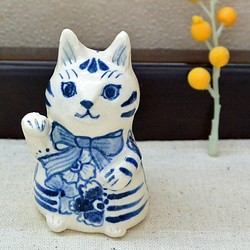 白とブルーの招き猫　猫の置き物（右手上げ）植物　お花　ねこ・ネコ　手作り陶芸　陶器の置物