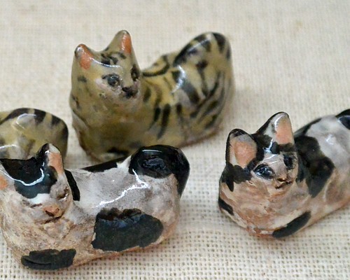 ネコちゃんズ 猫の小さい置物 香箱座り ４個セット 白黒とトラ 陶器
