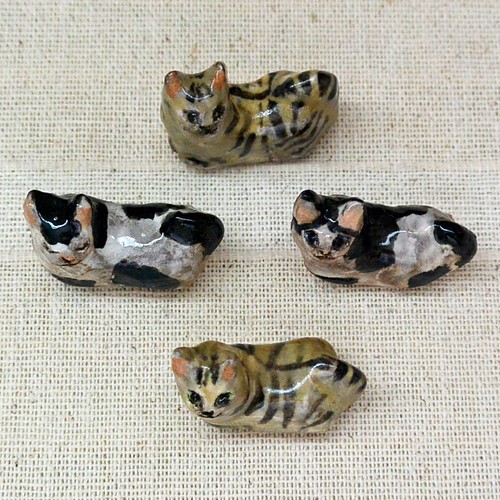 ネコちゃんズ 猫の小さい置物 香箱座り ４個セット 白黒とトラ 陶器
