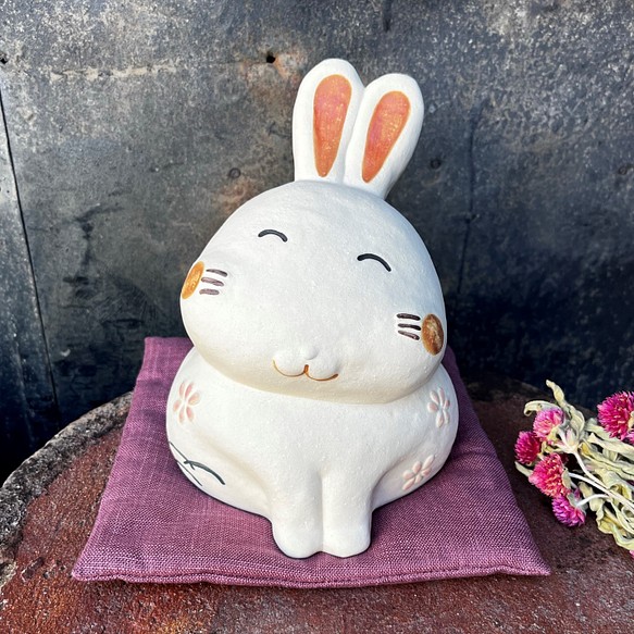 にっこりうさぎ（小）座布団（中）付き　Ｏ-210　陶製　/Rabbit/兔子 1枚目の画像