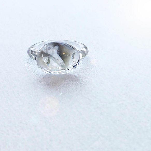 透き通る さざれ石・スモーキーグレー×オフホワイト　オールガラス製のガラスリング　金属アレルギー対応：ガラスの指輪 1枚目の画像