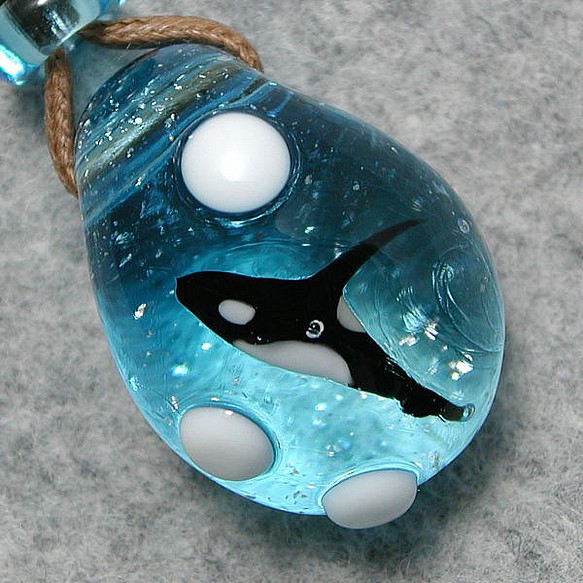 【ご予約済み商品】流氷の海を泳ぐシャチ とんぼ玉 ガラス ネックレス No2135 1枚目の画像