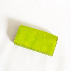 スマホが入る 長財布 本革 ヌメ 黄緑 ペイズリー メロン 1枚目の画像