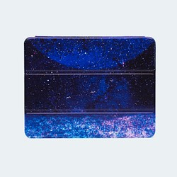 一個 iPad 保護套，描繪了夜空中閃耀的 nemophila 第1張的照片