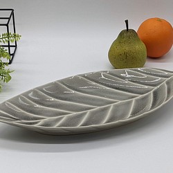 027-0501　長皿 魚焼物皿 楕円皿 サンマ 和陶器 和モダン /リーフプレート(L)グレー 1枚目の画像