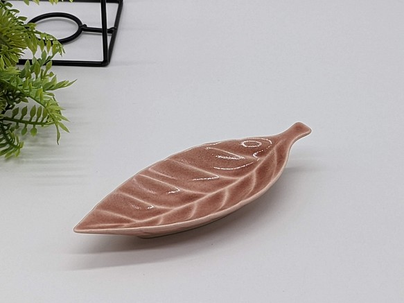 027-0512　長皿 魚焼物皿 楕円皿 サンマ 和陶器 和モダン /リーフプレート(S)ピンク 1枚目の画像