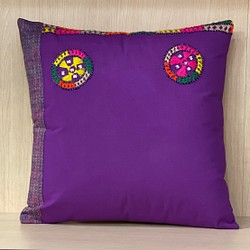約40cm角　手刺繍のリメイククッションカバー　パキスタン　パッチワーク　手刺繍のビンテージ生地 1枚目の画像
