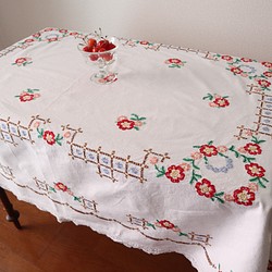 ドイツの手仕事/大判サイズ フォークロアな赤やピンクのお花の手刺繍とレース 生地 テーブルクロス(ヴィンテージ) 1枚目の画像