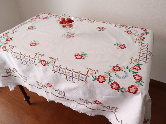 ドイツの手仕事/大判サイズ フォークロアな赤やピンクのお花の手刺繍とレース 生地 テーブルクロス(ヴィンテージ) 1枚目の画像