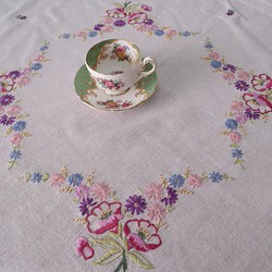 ドイツの手仕事/可愛らしい紫のお花と色とりどりの小花の手刺繍 生地 テーブルクロス 未使用品 (ヴィンテージ) 1枚目の画像
