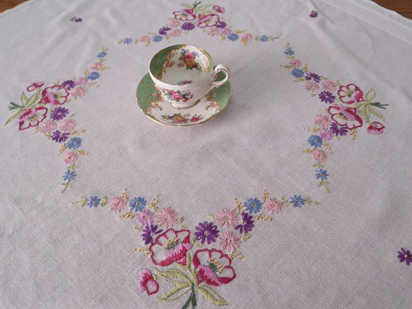 ドイツの手仕事/可愛らしい紫のお花と色とりどりの小花の手刺繍 生地 テーブルクロス 未使用品 (ヴィンテージ) 1枚目の画像