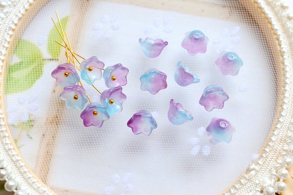 オリジナルカラー★10mmお花、すずらんのガラスビーズ　ブルー×パープルグラデーション 1枚目の画像