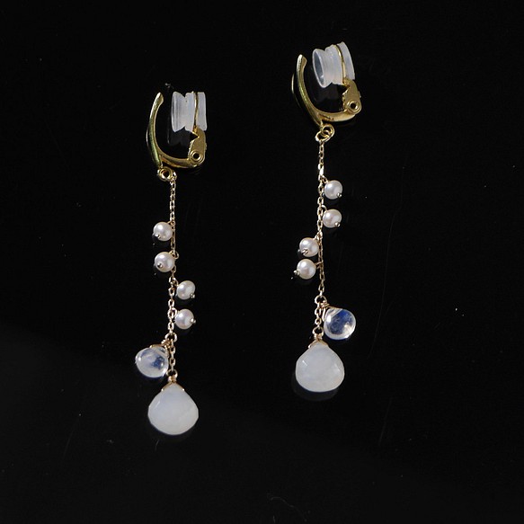 # 928E K10 白色月長石和珍珠柔軟觸感耳環 第1張的照片
