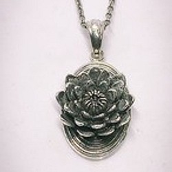 月夜ノ梅花ペンダント(Plum blossoms on a Tsukiyo pendant