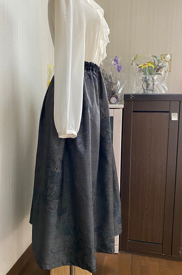 絹紬 ダークグレー 草花模様のロングスカート ウエスト別布麻 着物リメイク 158